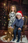 Karácsonyi kép két gyermekről