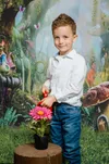 Virágokat öntöző kisfiú